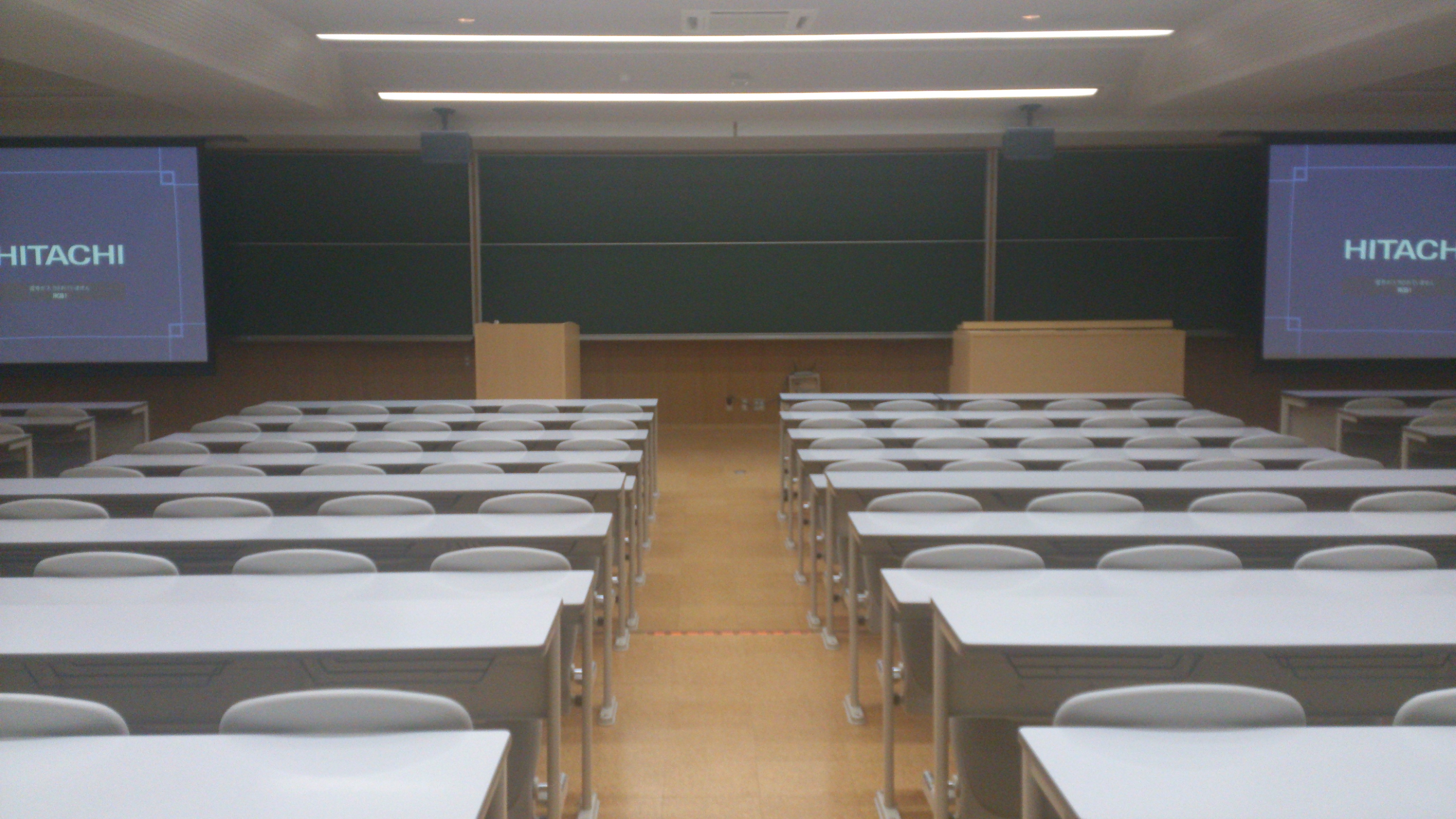 会場を後ろから見た場合